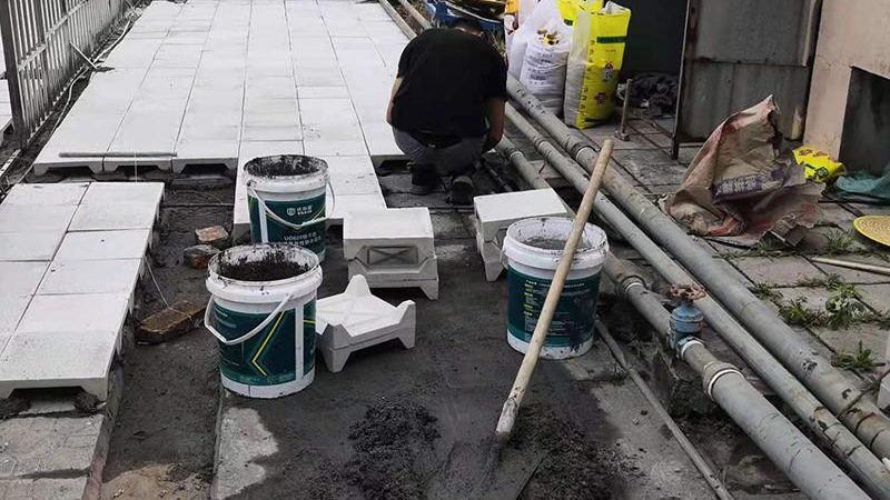在选购防水卷材时，要关注以下关键性能指标：